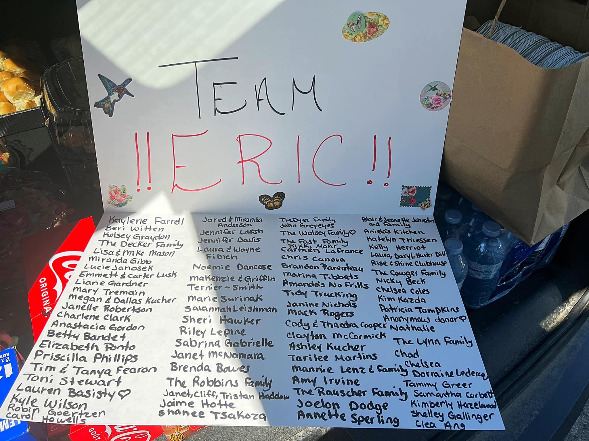 親友及民眾在告別派對送上心意卡。(互聯網)