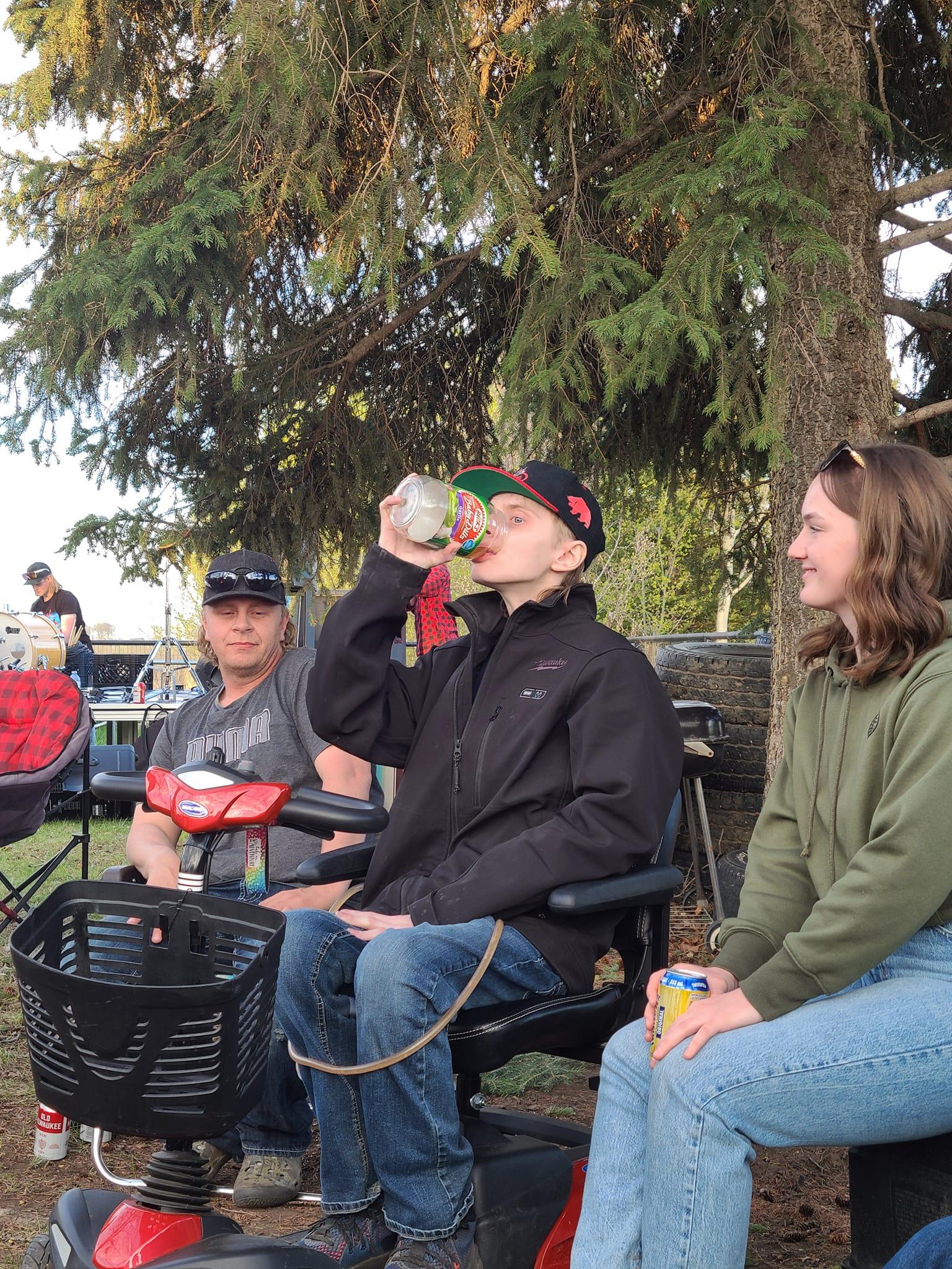 Coulan上月舉辦告別派對。(互聯網)