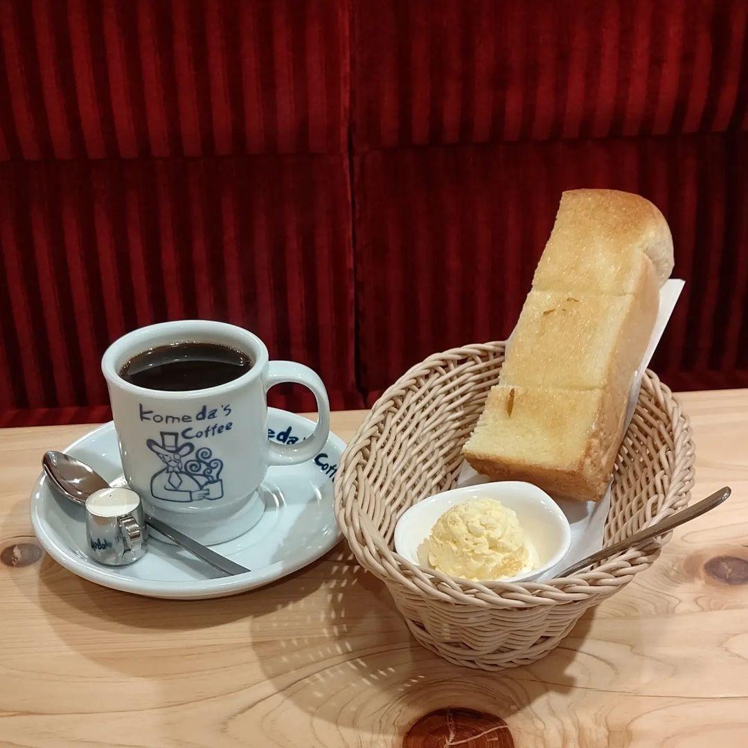 客人只需在早餐時段惠顧咖啡飲品,店舖就會附送一塊烘得金黃香脆的麵包吐司(相片來源:instagram:olivier.peslier)