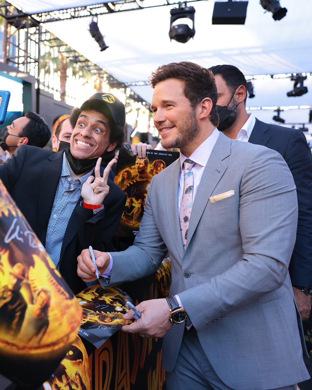 Chris Pratt出席荷李活首映,友善地跟粉絲合照和簽名。