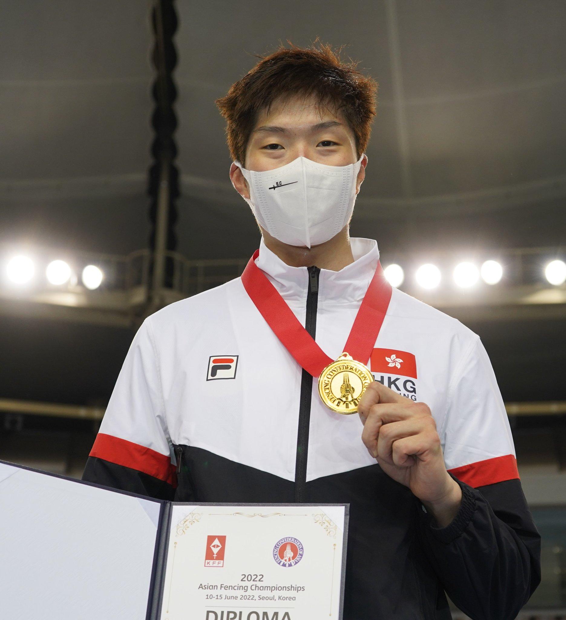 張家朗在決賽輕取對手奪金。(FIE圖片)