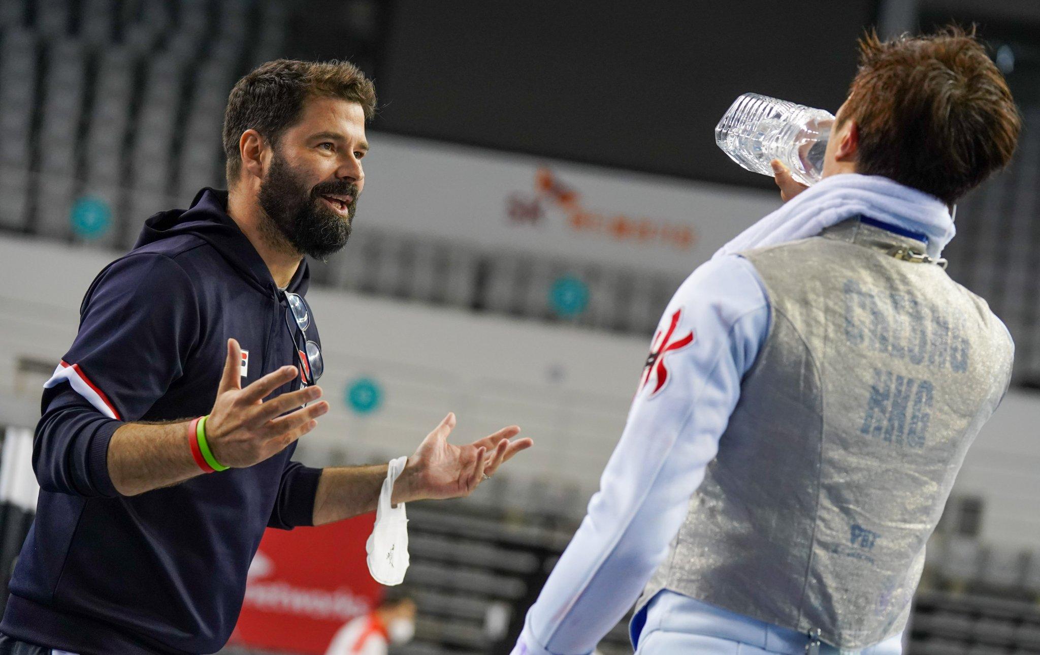 教練Gregory Koenig在場教路。(FIE圖片)