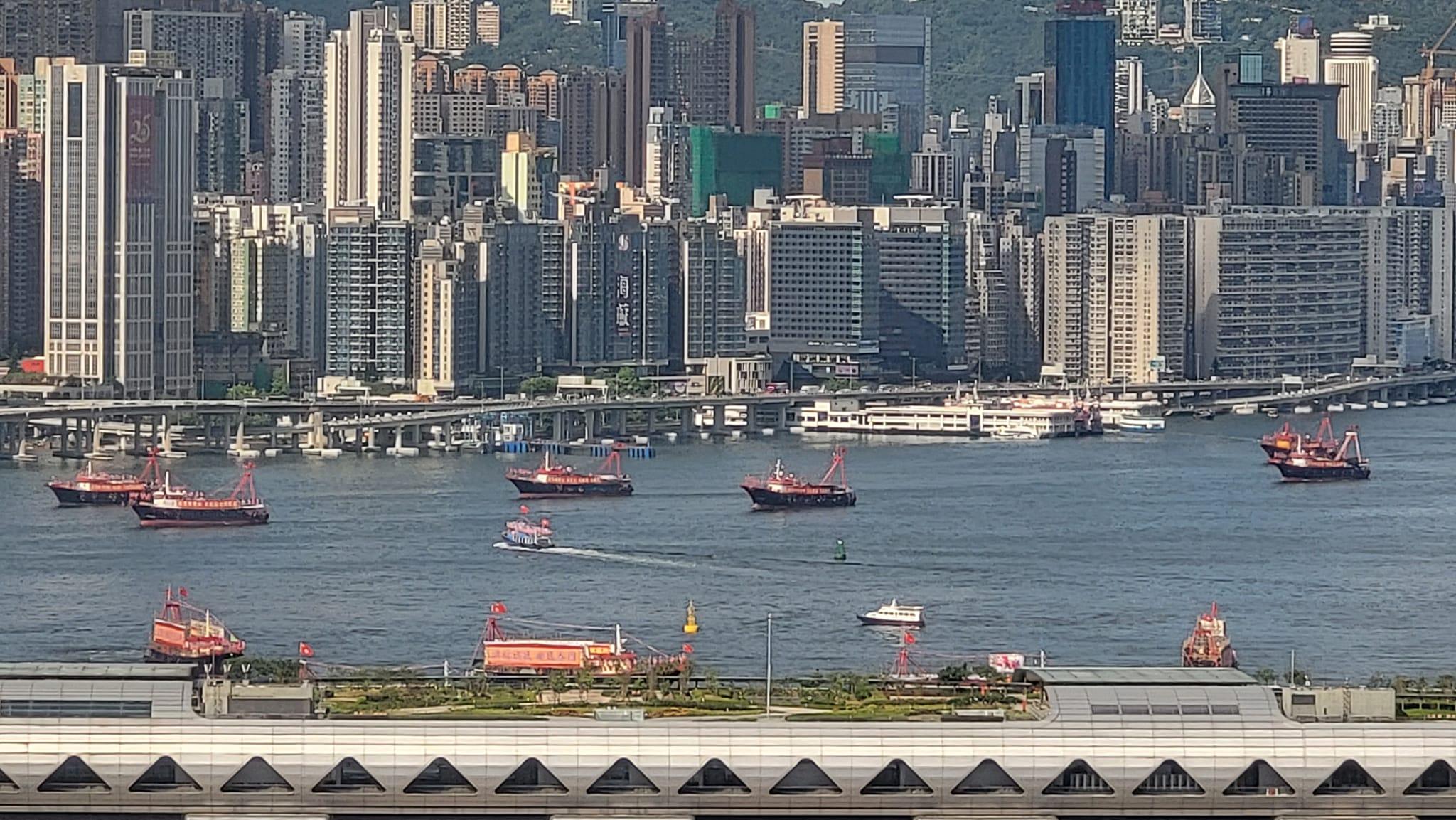 參與的漁船都掛上國旗區旗,部分亦有掛起寫有「共享機遇,共創未來」等字眼的標語