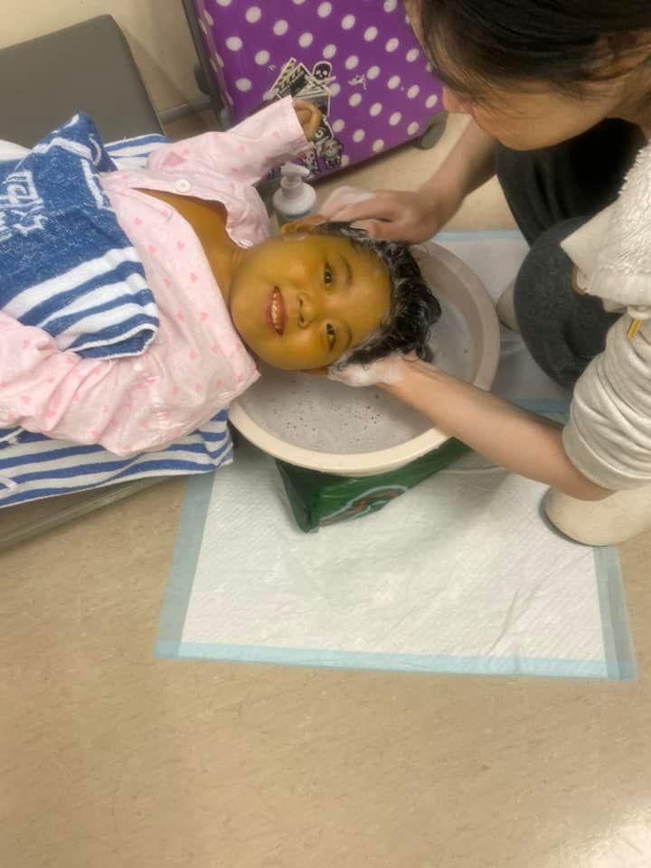 小予恩短暫的5年多生命中,有3年多時間是住院,由媽媽24小時貼身照顧。