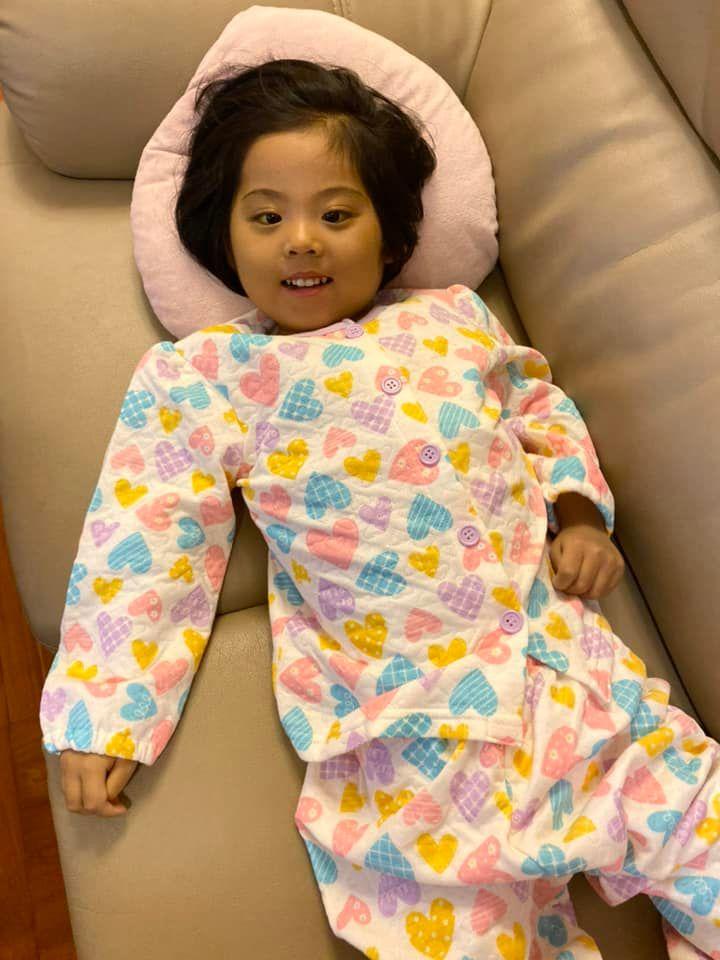 小予恩近日一直處於彌留狀態,眼神呆滯像植物人般昏迷。