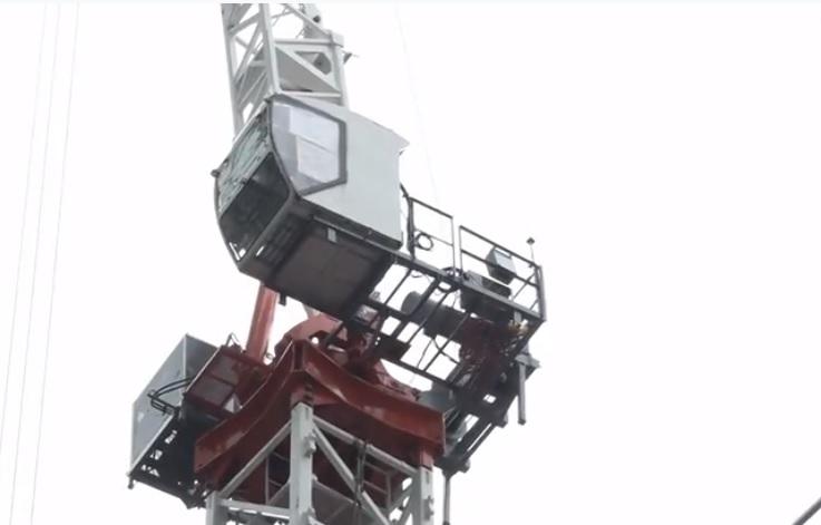 尖沙嘴地盤工爬上20米高天秤駕駛室後暈倒昏迷,送院不治。(電視截圖)