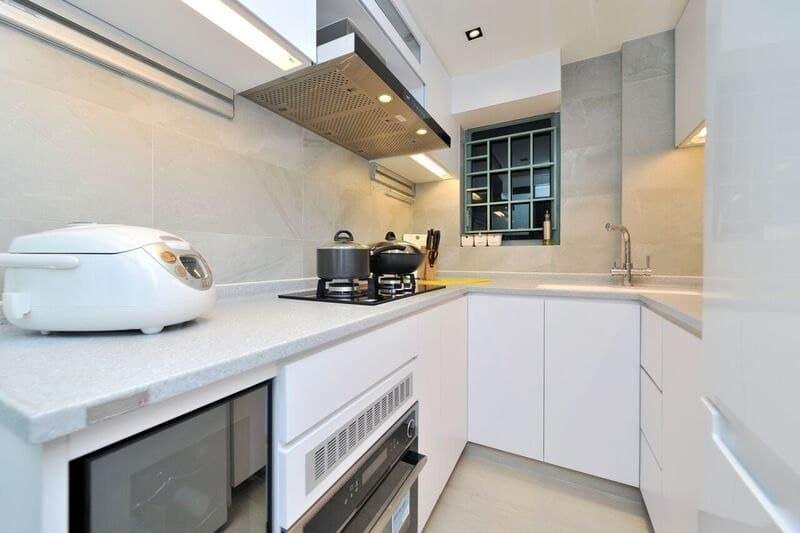 廚房間隔闊大,廚櫃入置焗爐等電器,配套新淨實用。