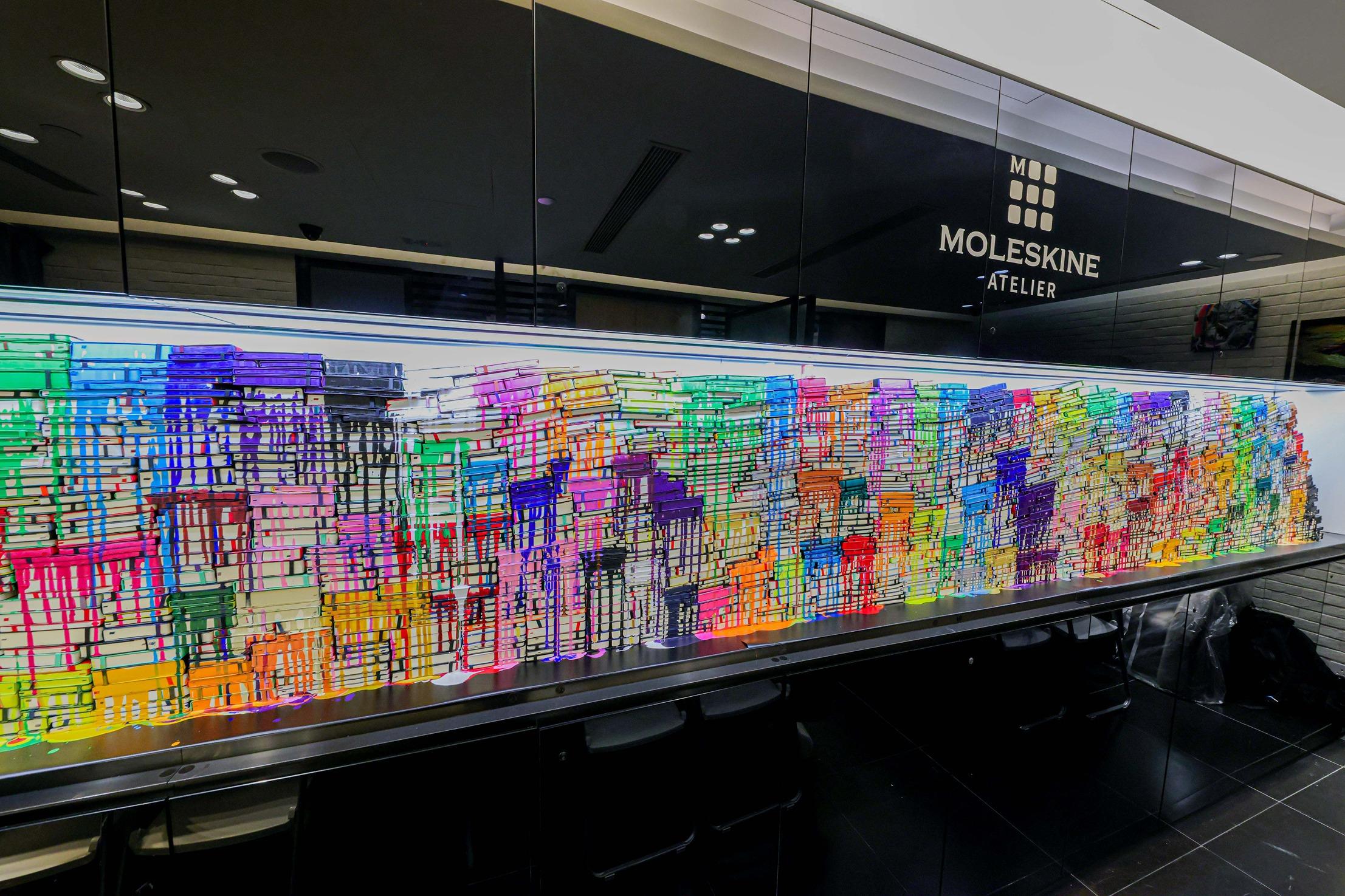 5米長的MOLESKINE筆記簿藝術裝置。