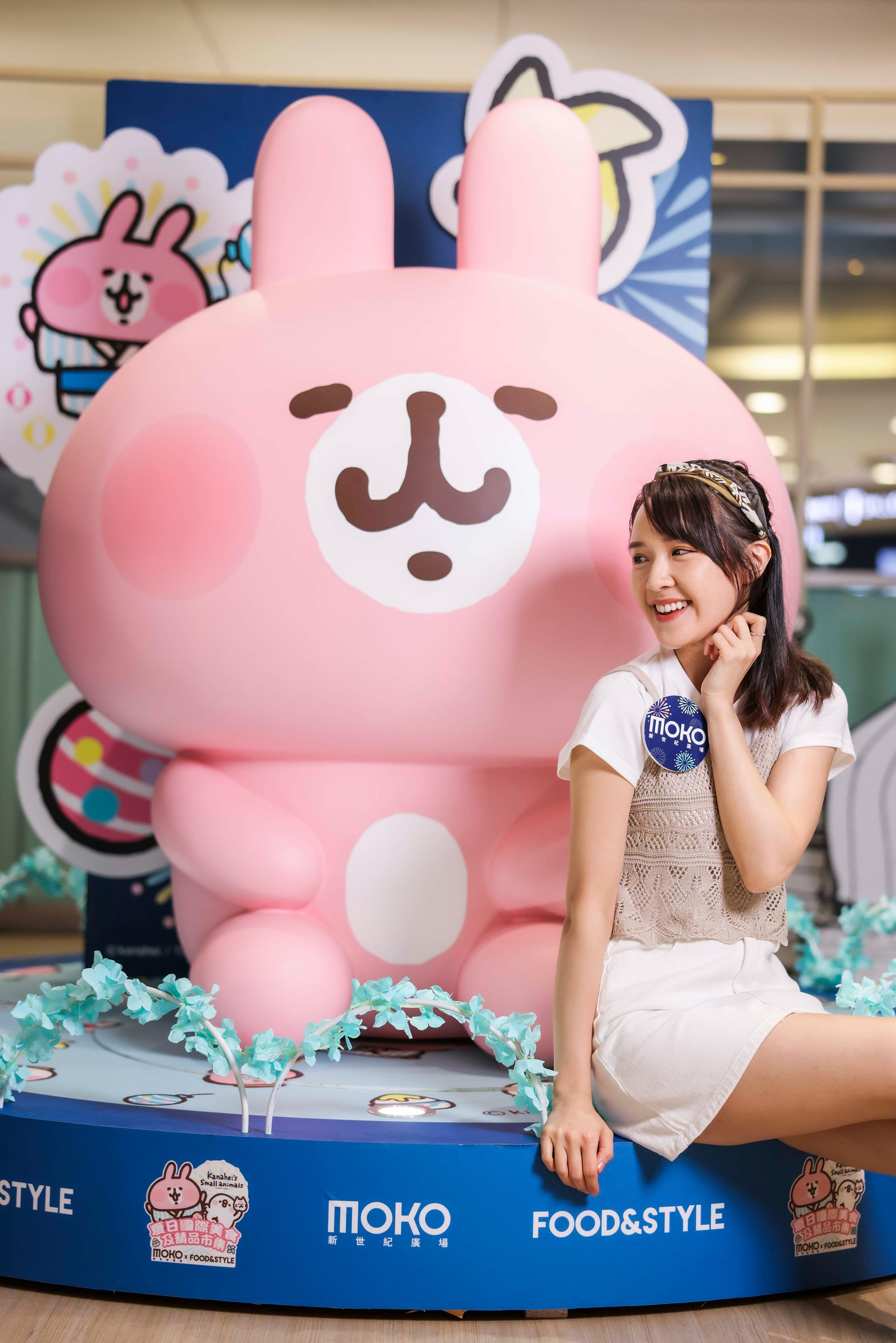 P助與粉紅兔兔的打卡裝置,遍布商場中庭及1樓。