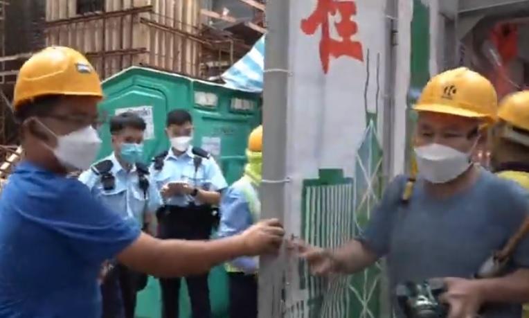 尖沙嘴地盤工爬上20米高天秤駕駛室後暈倒昏迷,送院不治。(電視截圖)