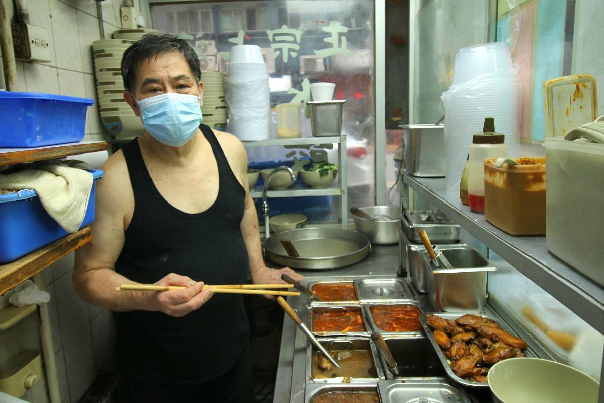 老闆盧先生今年六十有多,但堅持每日一大早就回店開檔