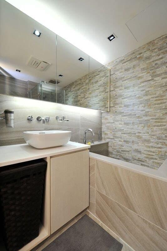 其中一個浴室採用米色磚牆設計的浴缸,設計新穎實用,亦易於清潔。