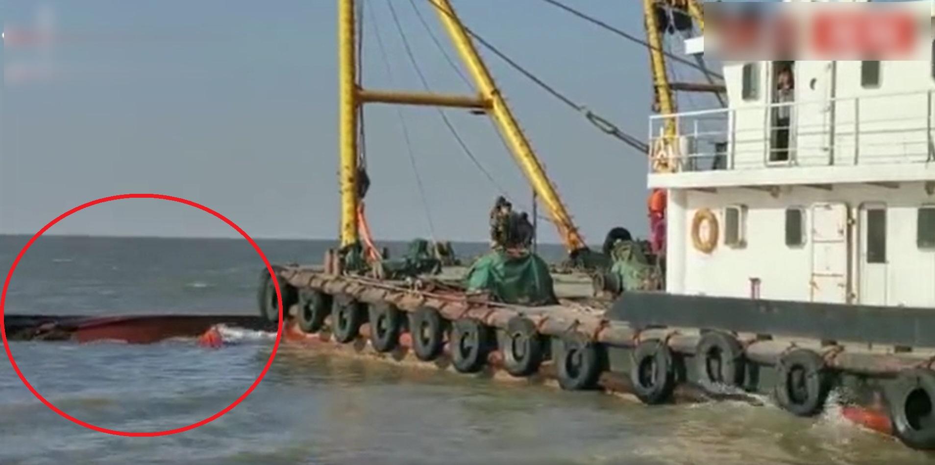 李先生的漁船被撞至翻覆(紅圈示),5名船員被困船艙,最後證實遇難。(互聯網)