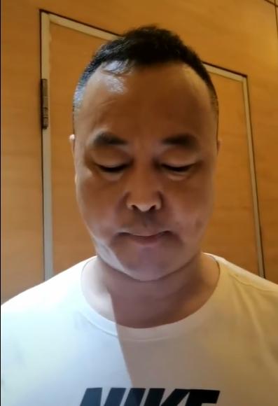 李先生在惡霸打女人事件發生後,拍片實名舉報唐山「海霸」。(互聯網)