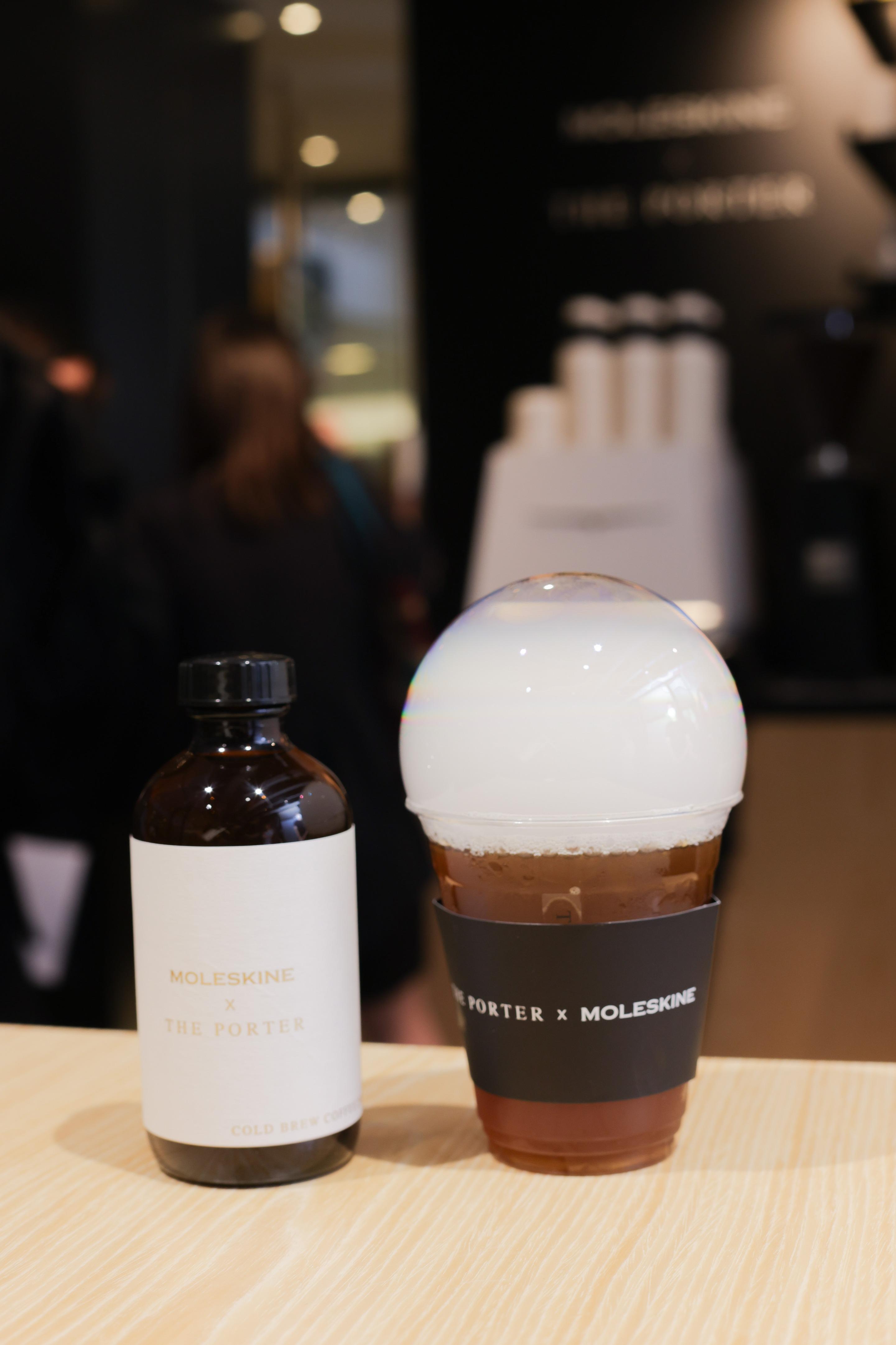 兩杯專屬咖啡特飲「Fizzy Fruit」和「Cold Brew」。