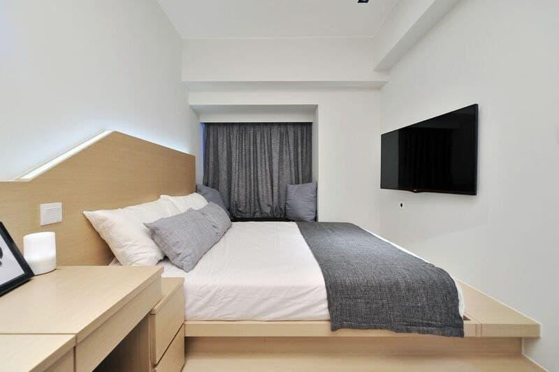 主人套房設有地台連化妝枱,用實美觀。