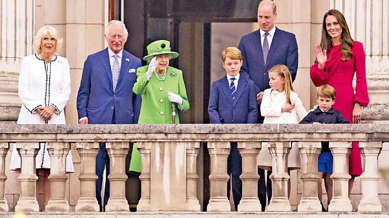 白金禧巡遊盛典壓軸 英女王驚喜現身感謝國民