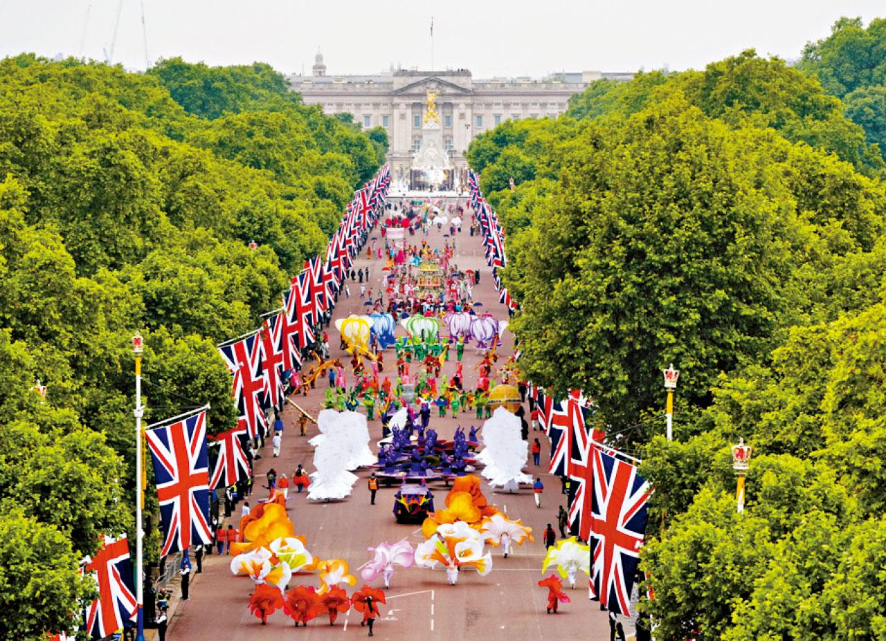 白金禧巡遊盛典壓軸 英女王驚喜現身感謝國民