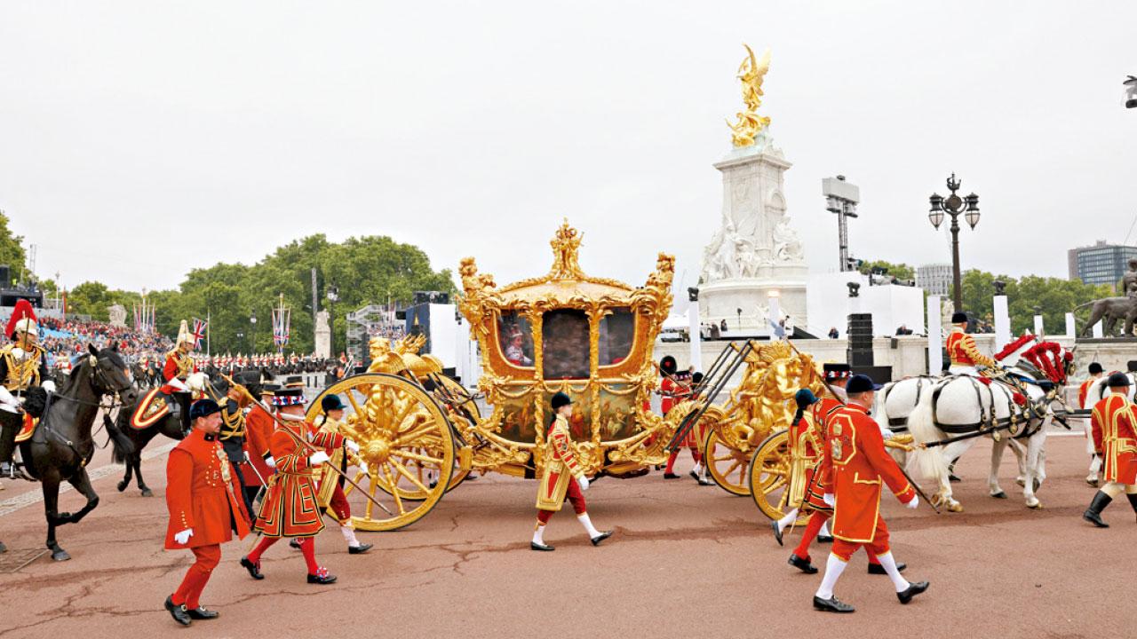 白金禧巡遊盛典壓軸 英女王驚喜現身感謝國民