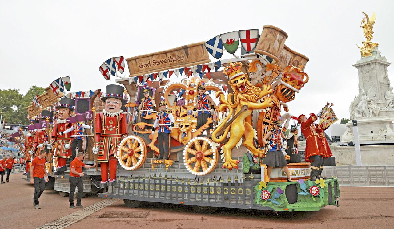 白金禧巡遊盛典壓軸 英女王驚喜現身感謝國民