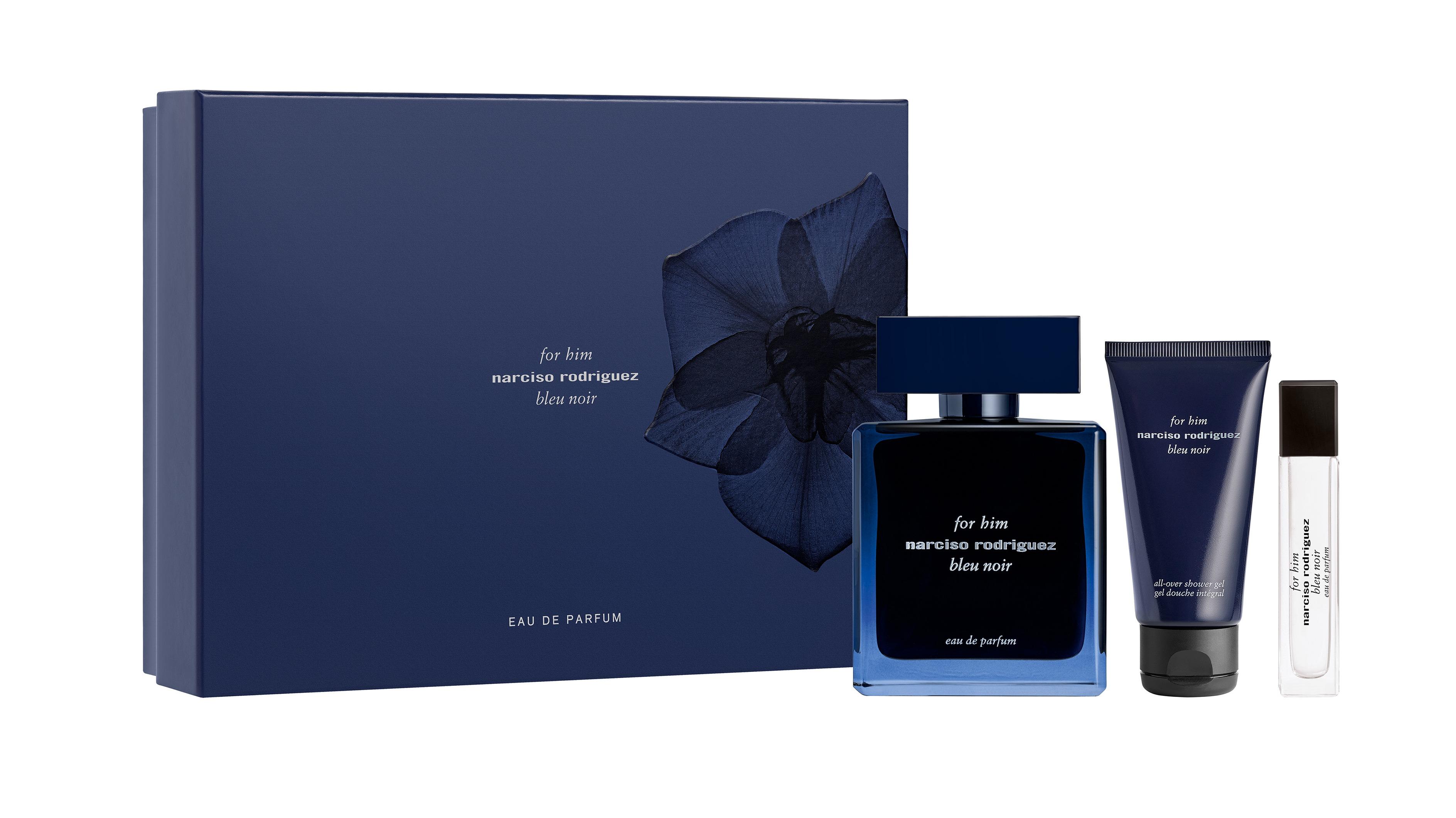 父親節禮物2022|narciso rodriguez for him bleu noir 淡香精套裝 $820 (價值$1,100) 氣味高雅出眾,以清新的辛香調搭配性感的木質香調,突顯神祕的麝香中調,留下時尚又迷人的餘韻。暗藍色內層瓶身設計,增添陽剛與高雅貴氣。套裝包括淡香精 100ml、香氛沐浴露 50ml及香氛便攜裝 10ml。