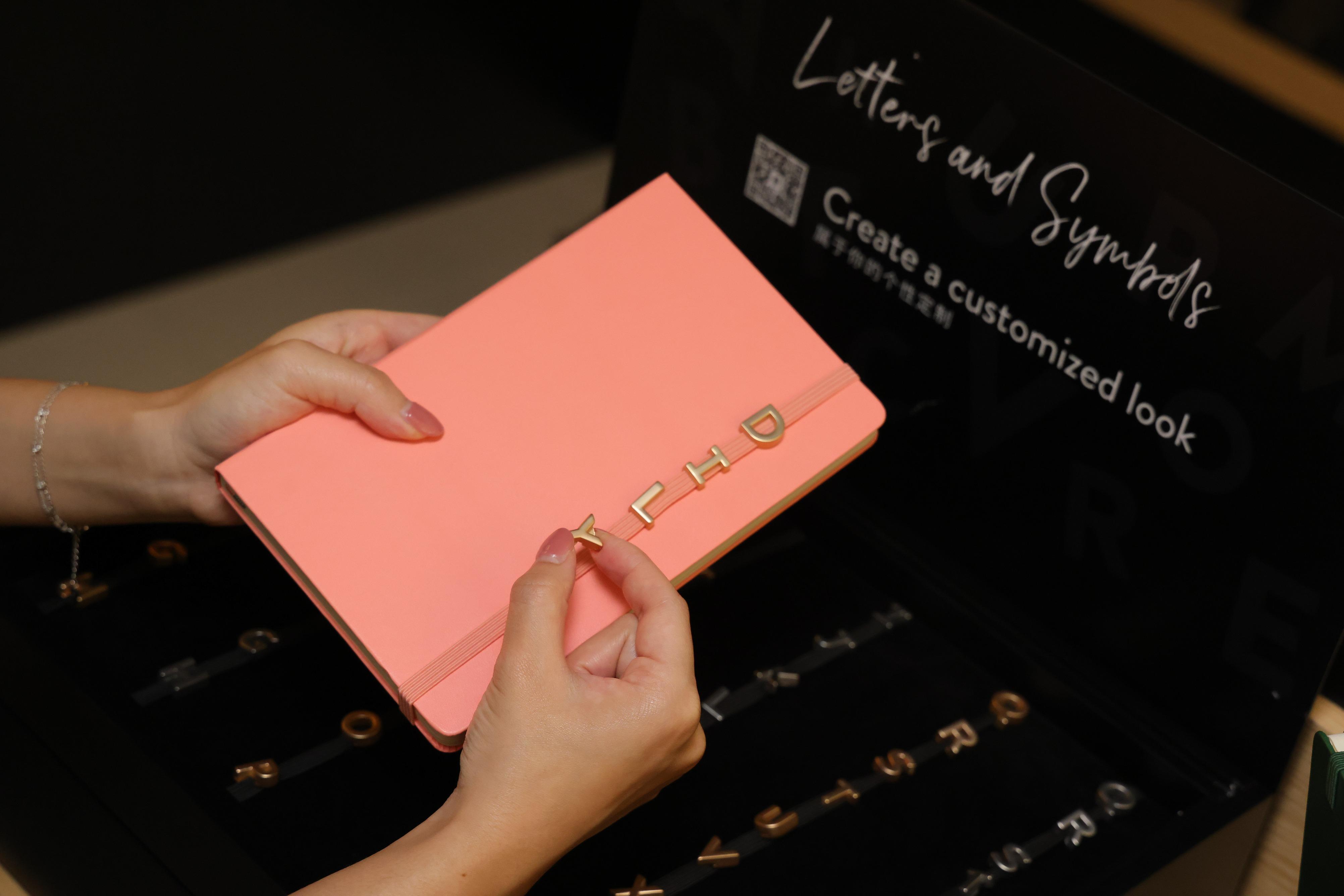 可揀選不同英文字裝飾筆記簿。