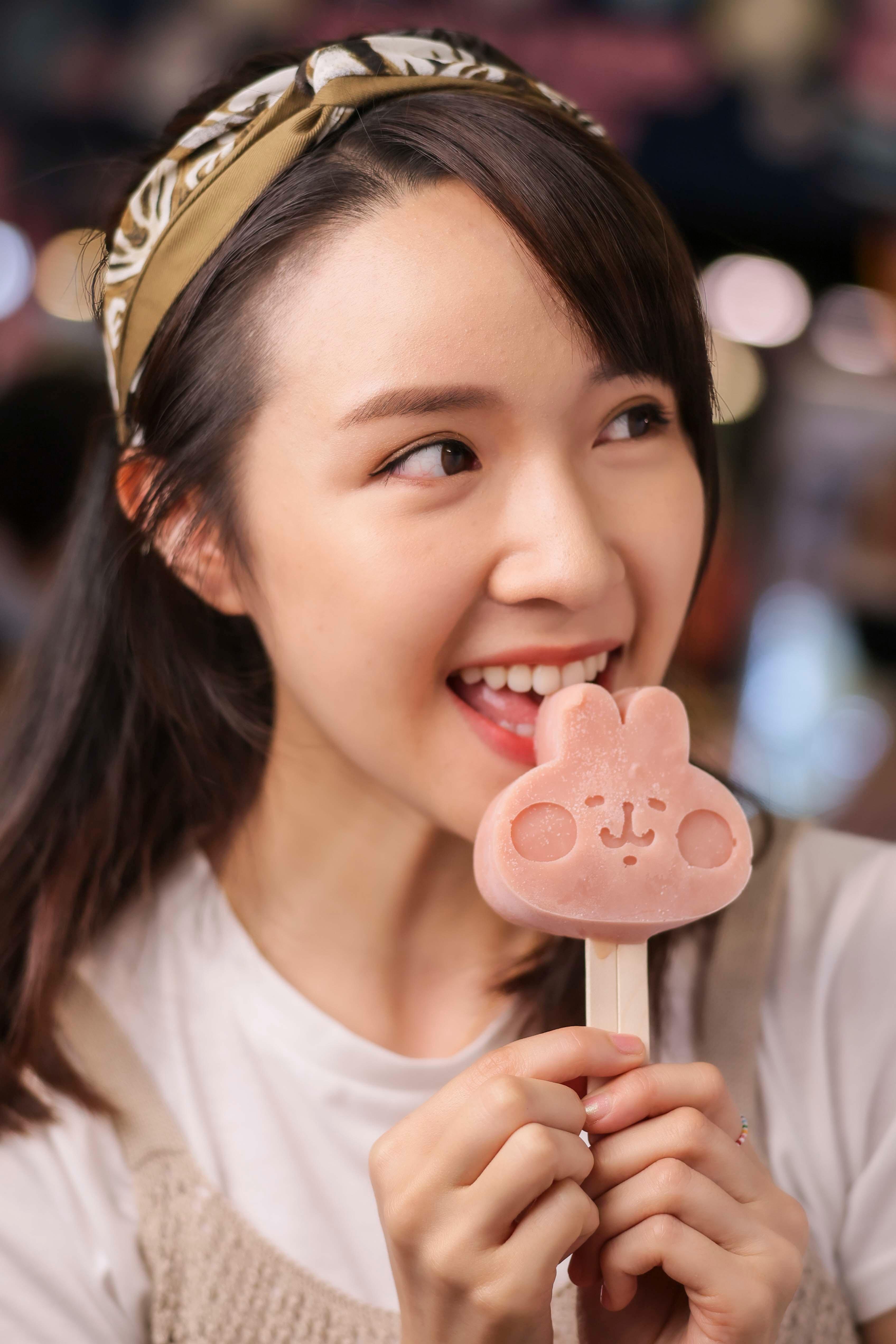 傻氣粉紅兔兔的大頭造型雪條