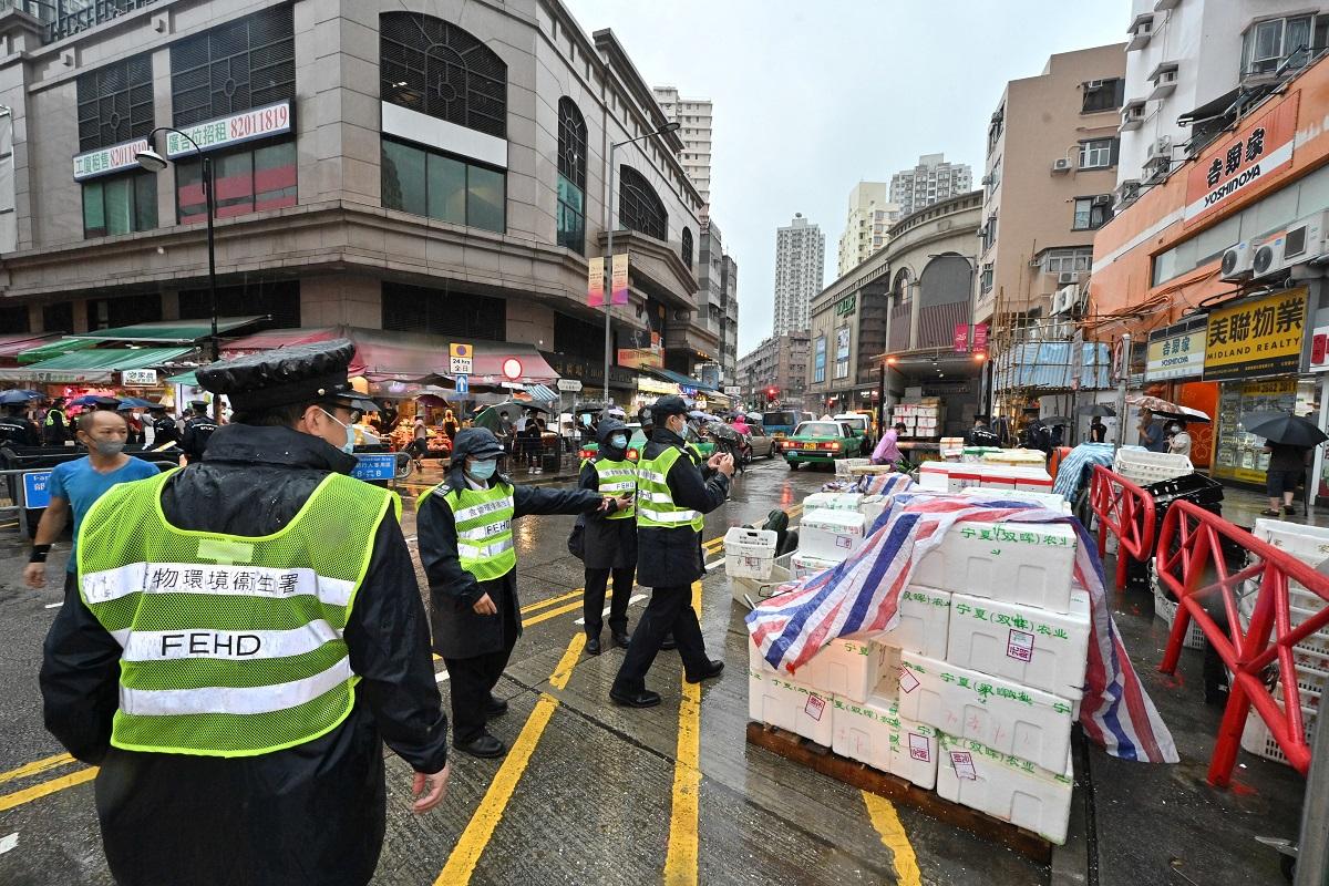 食環署與警方於元朗,就處理店鋪非法擴展營業範圍及阻塞通道問題採取聯合行動。(政府新聞處)
