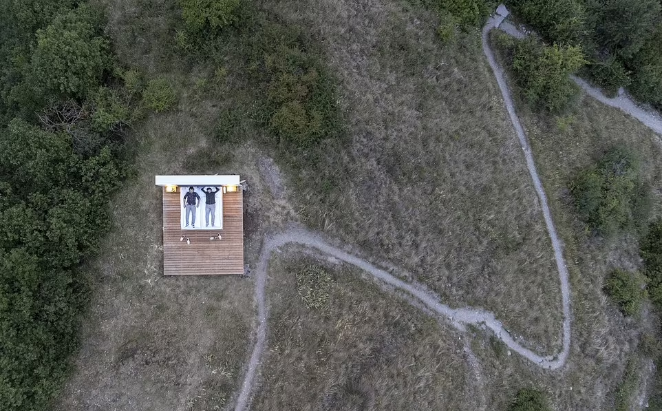 另一間快閃套房設於山坡上。(路透社)
