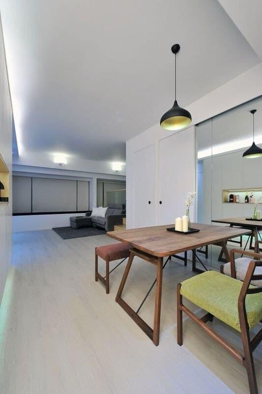 飯廳其中一邊亦設有儲物櫃,另一邊則鑲有落地大鏡,有助增添視覺上的空間感。