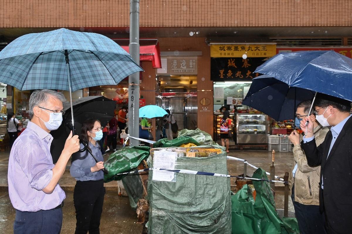 食環署副署長黃淑嫻(左二)及助理署長等,視察東區聯合行動情況。(政府新聞處)