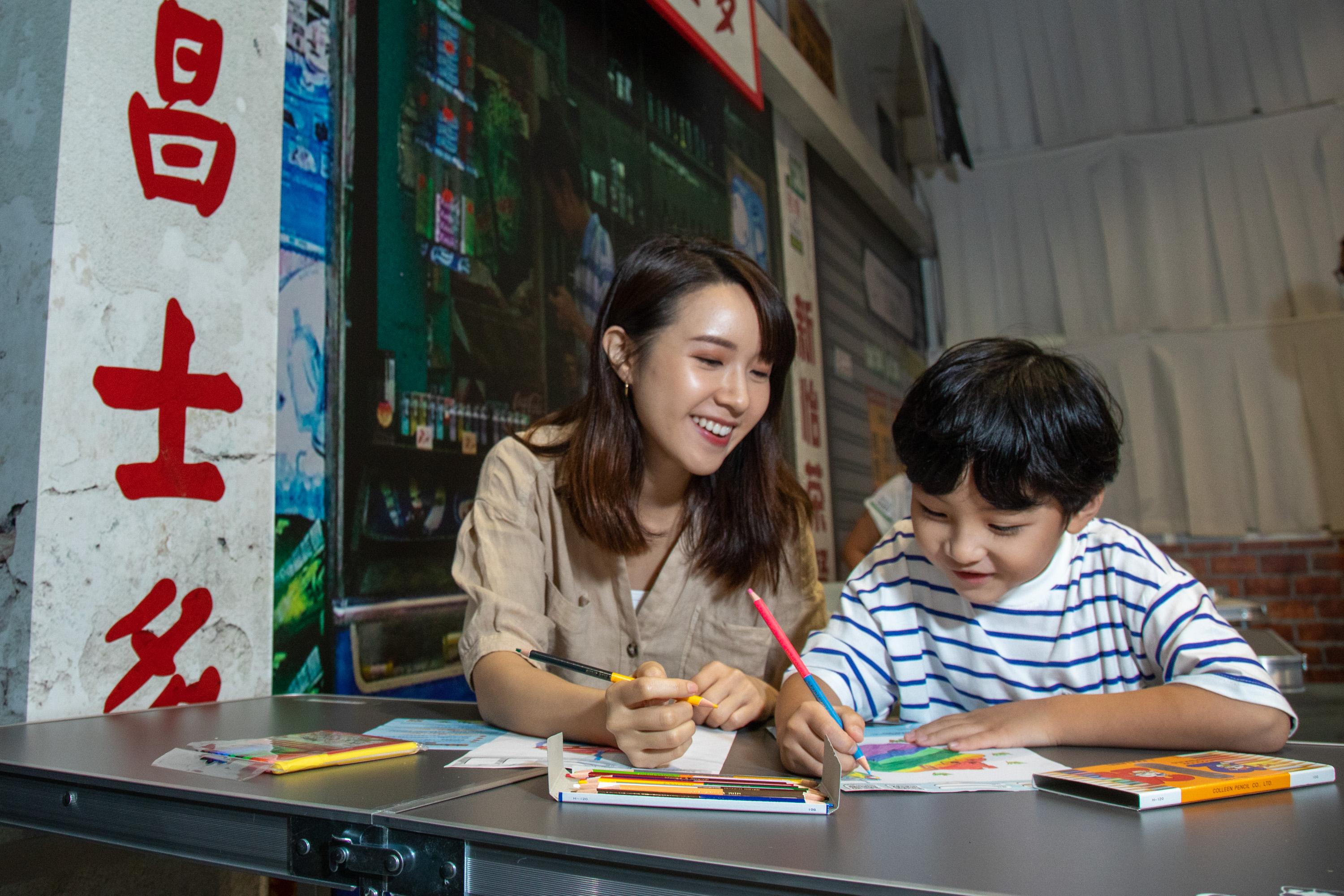 來到昂坪360 ,當然要跟3D NFT 纜車打下卡