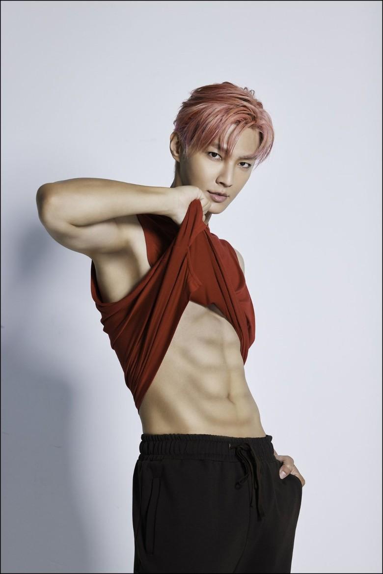 炎亞綸變回緊實身材,線條比兩個月前緊實,當然要晒腹肌益大家。