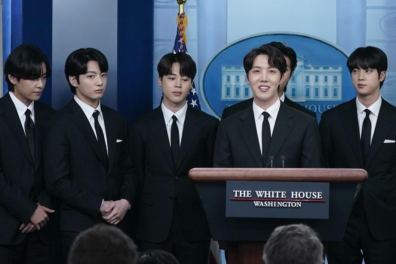 防彈少年團隊長RM金南俊以英文致詞,其他成員以韓文輪流發言。(AP)