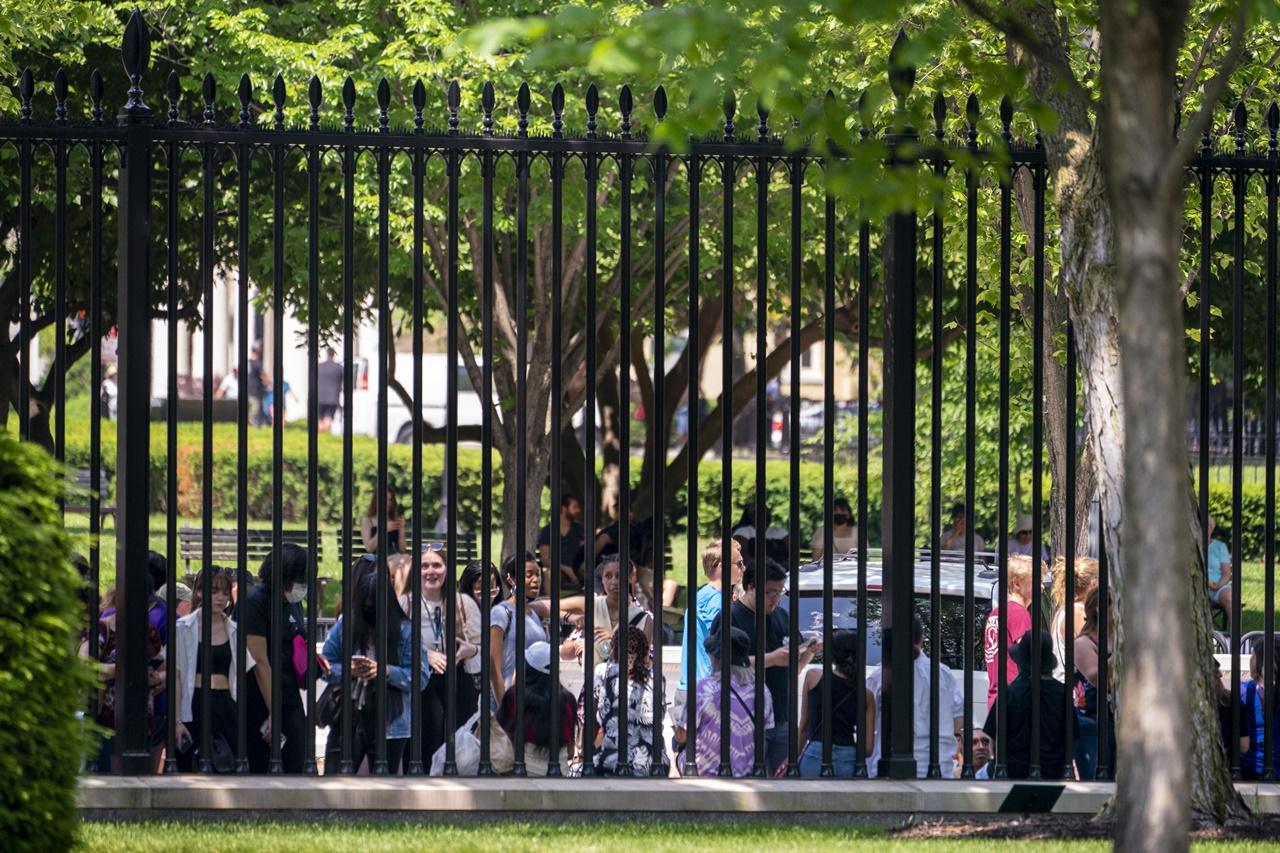 大批粉絲高溫下守候。(AP)
