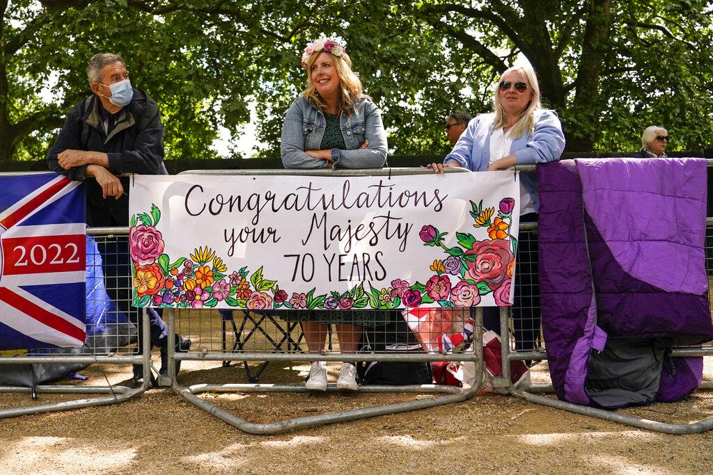 有民眾掛起標語恭喜英金王登基