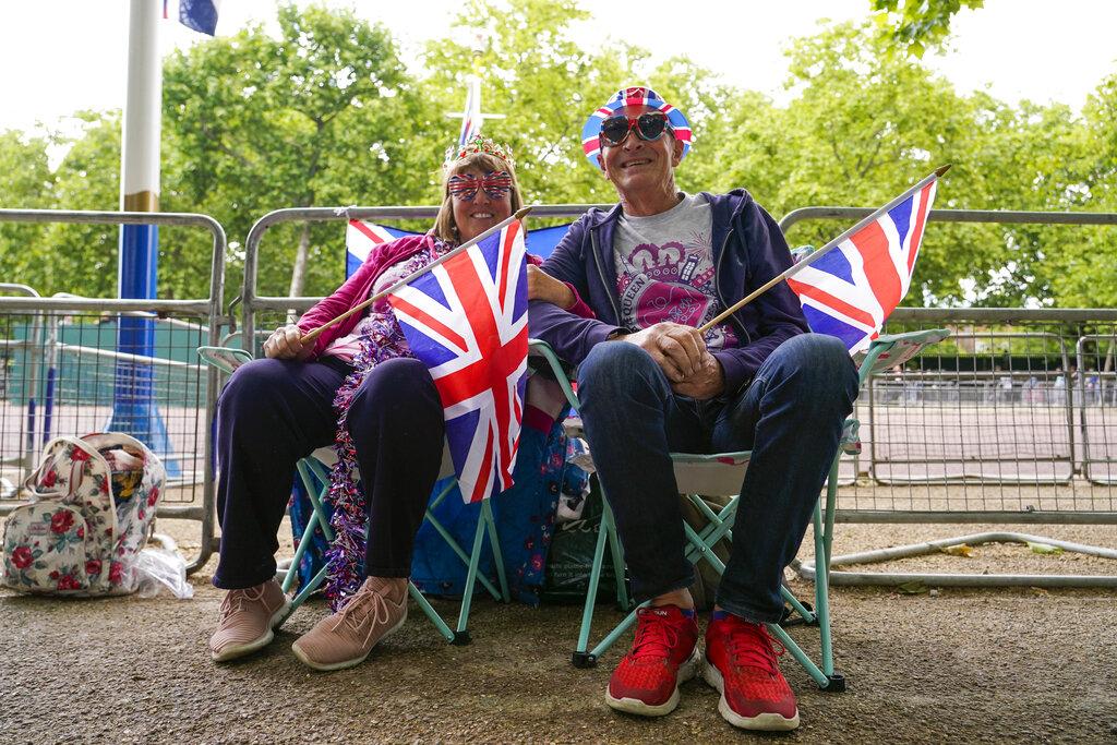 民眾興奮地手持英國國旗慶祝
