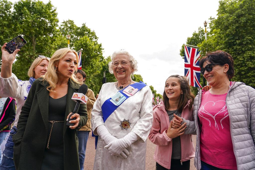 有民眾打扮成英女王,被人追訪。