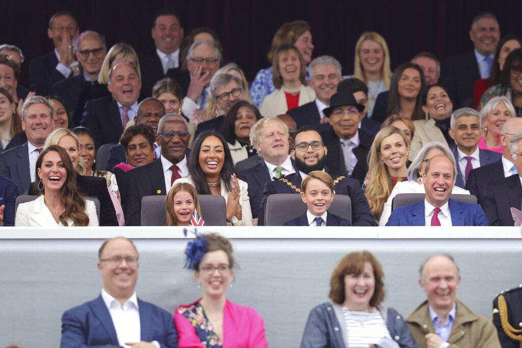 威廉王子一家投入觀看歌手演出。(美聯社)