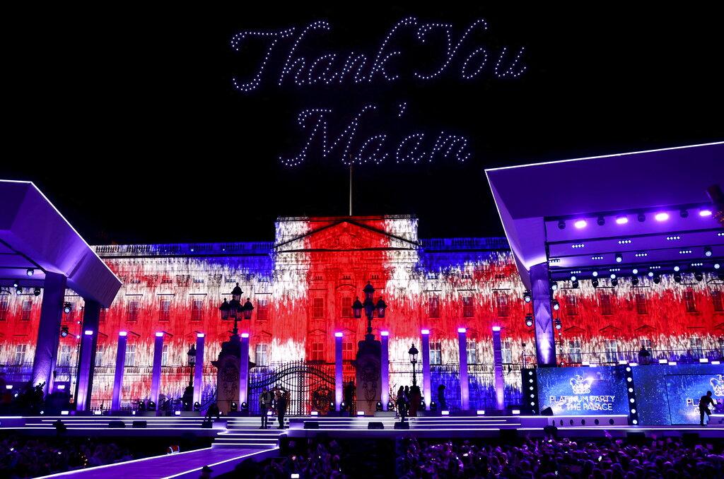 音樂會呈現「多謝,女王陛下」字句。(美聯社)