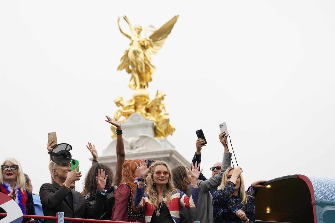 白金禧巡遊慶典有約1萬名表演者及軍人參與,隊伍依照女王當年登基的巡遊路線表演,由西敏寺出發,沿林蔭大道前往白金漢宮,長達3公里。(AP)