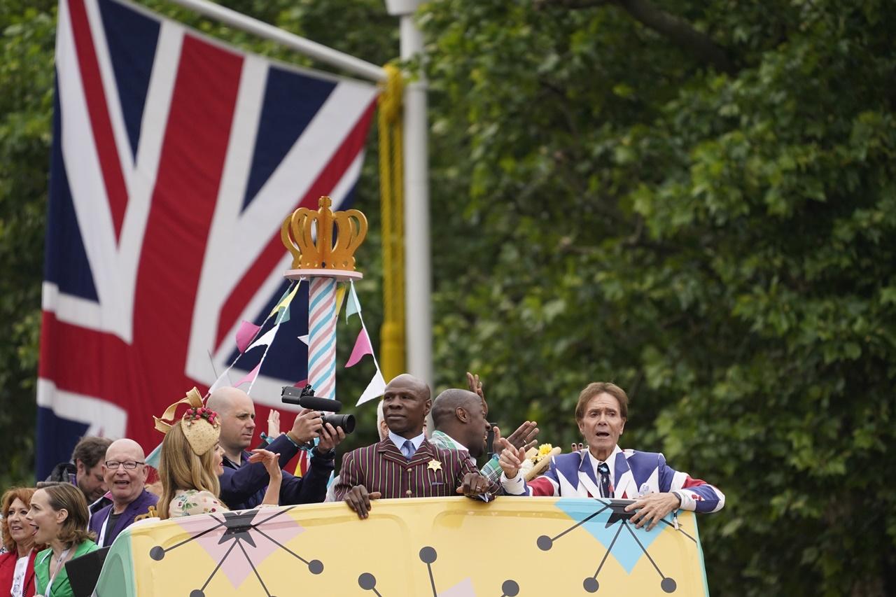 白金禧巡遊慶典有約1萬名表演者及軍人參與,隊伍依照女王當年登基的巡遊路線表演,由西敏寺出發,沿林蔭大道前往白金漢宮,長達3公里。(AP)