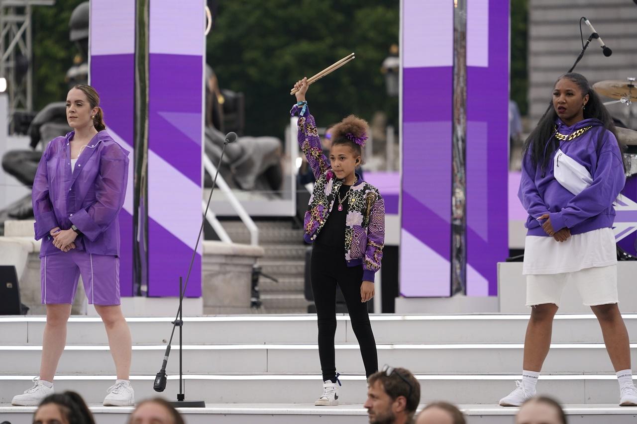 白金禧巡遊慶典有約1萬名表演者及軍人參與,隊伍依照女王當年登基的巡遊路線表演,由西敏寺出發,沿林蔭大道前往白金漢宮,長達3公里。(AP)