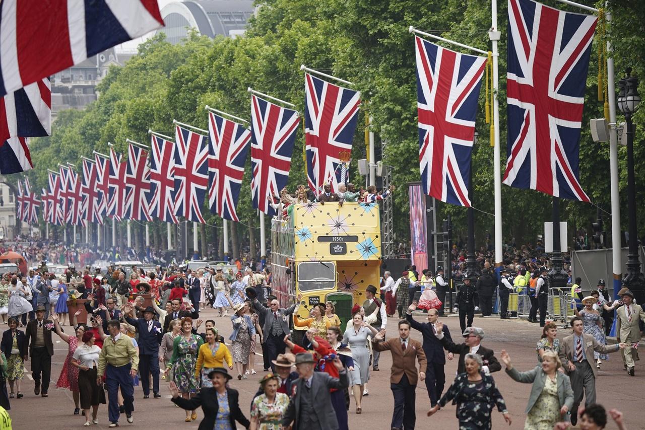 白金禧巡遊慶典有約1萬名表演者及軍人參與,隊伍依照女王當年登基的巡遊路線表演,由西敏寺出發,沿林蔭大道前往白金漢宮,長達3公里。(AP)