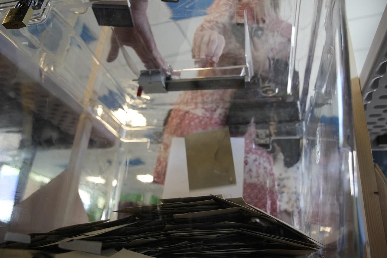 根據法國國家電視台的票站調查,兩個陣營分別獲得25.2%的支持率。(AP)