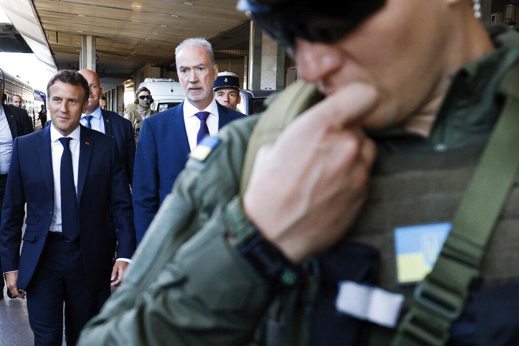 馬克龍抵達烏克蘭的火車站。(美聯社)