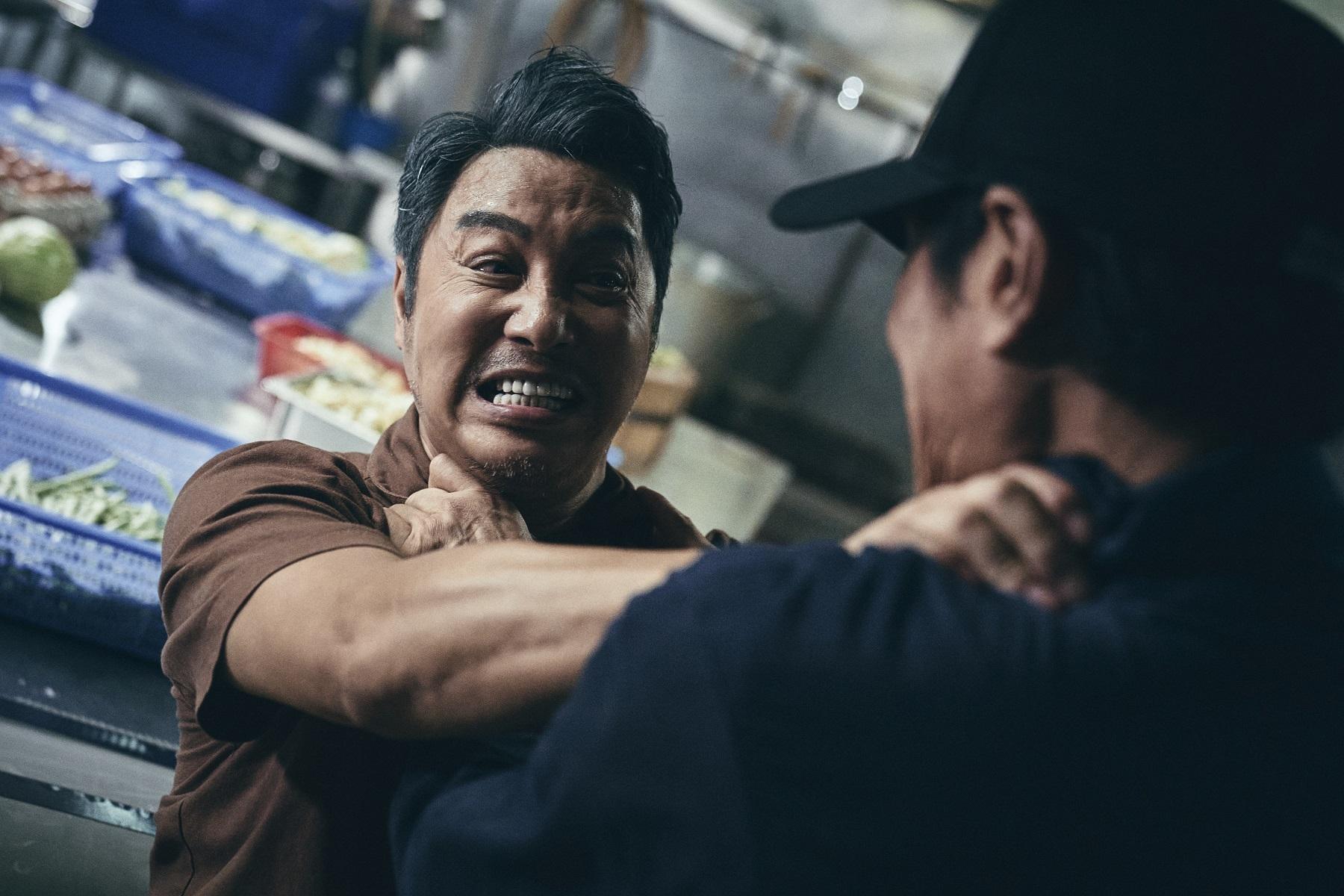 譚耀文負傷拍攝《逃獄兄弟3》,與黃德斌埋身肉搏。