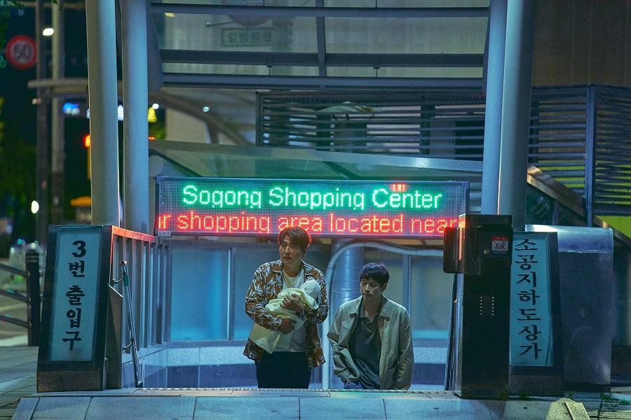 宋康昊與姜棟元在雨夜擅自取走義工機構的男嬰。