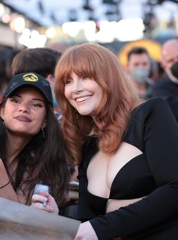 女主角Bryce中門大開出席首映。