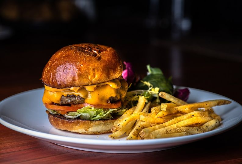 乾式熟成牛肉漢堡包及厚切薯條